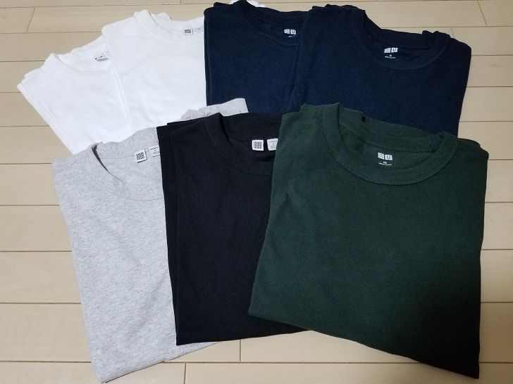 7枚のUniqlo UのクルーネックTシャツ