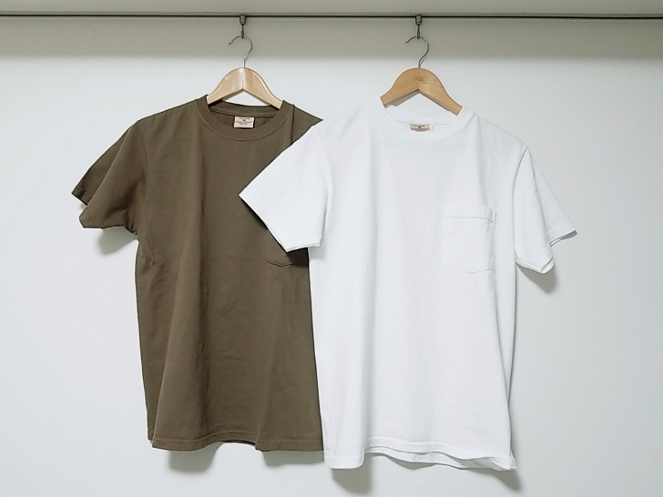 2枚のGoodwearのTシャツ