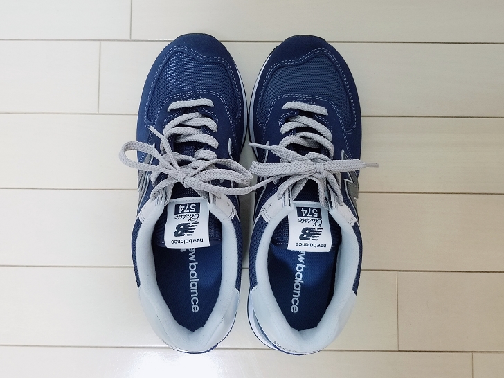 ニューバランスML574EGNの上