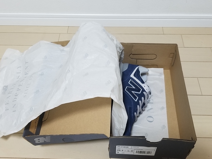 ニューバランスML574EGNの箱と中身