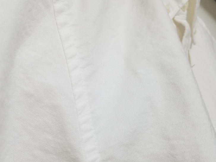 無印良品の新疆綿洗いざらしオックスボタンダウンシャツの白シャツ