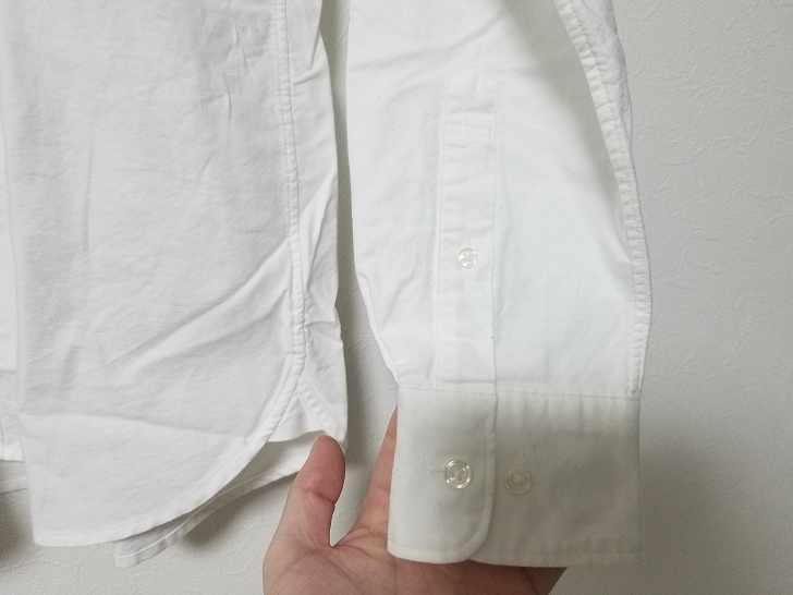 無印良品の新疆綿洗いざらしオックスボタンダウンシャツの白シャツの袖口