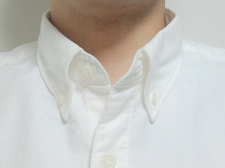 無印良品の白シャツ「新疆綿洗いざらしオックスボタンダウンシャツ」の 